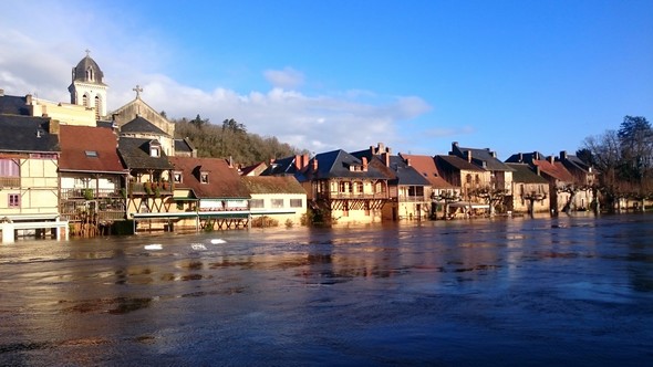 montignac et ses quais sous l'eau