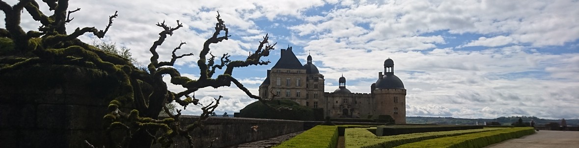 Château de Hautefort un matin d'avril 2016 - ©manoirduchambon